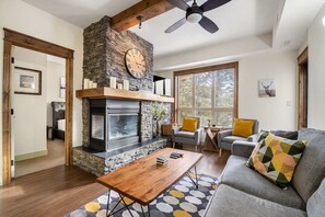 Smart TV, fireplace, books - The Sable Forest Side | Pool | Hot Tub | Top Floor (Radium Hot Springs)