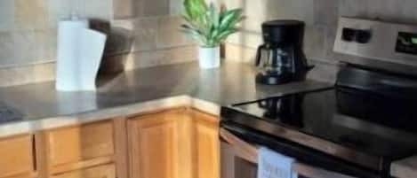 Réfrigérateur, un four, surface de cuisson, lave-vaisselle