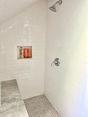 Shower, hair dryer, towels, soap - Downtown Historic Home - Free Parking & Backyard! (Newport)
