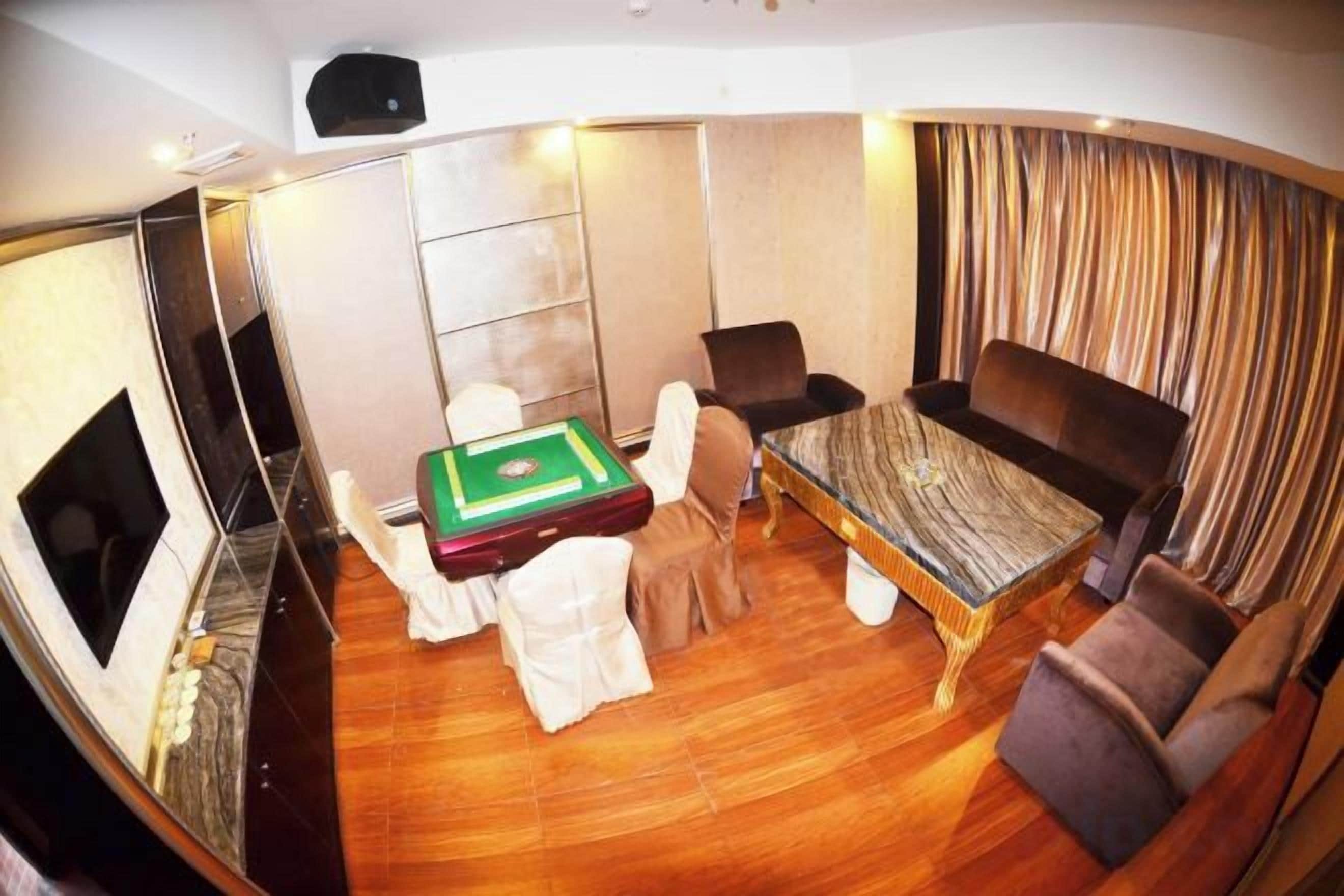 Ein Zimmer mit Pooltisch, Sofa und Bett.