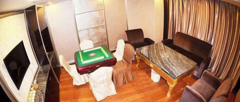 Ein Zimmer mit Pooltisch, Sofa und Bett.