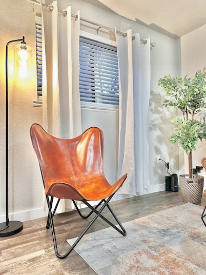 Stylish near Stadiums, 6 Flags, Parking, Wifi.