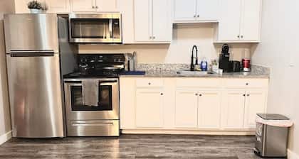 Stylish near Stadiums, 6 Flags, Parking, Wifi.
