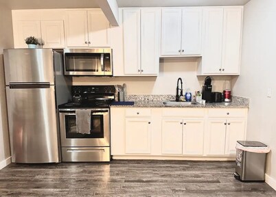 Stylish near Stadiums, 6 Flags, Parking, Wifi.