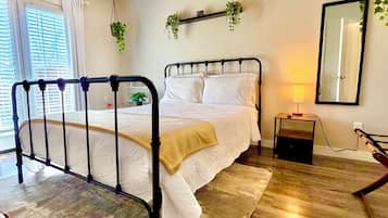 1 多间卧室、客房内保险箱、办公桌、熨斗/熨衣板