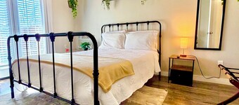 Stylish near Stadiums, 6 Flags, Parking, Wifi.