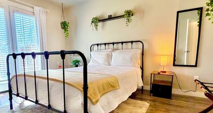 Stylish near Stadiums, 6 Flags, Parking, Wifi.