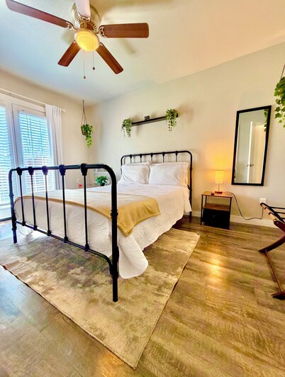 Stylish near Stadiums, 6 Flags, Parking, Wifi.