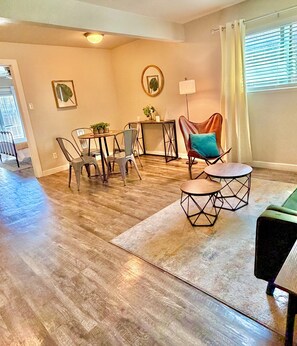 Interior - Stylish near Stadiums, 6 Flags, Parking, Wifi. (Arlington)