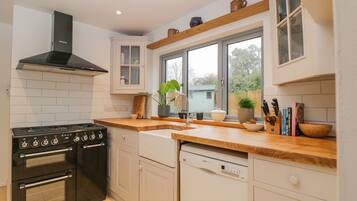 Køleskab, opvaskemaskine, køkkentøj/tallerkener/redskaber