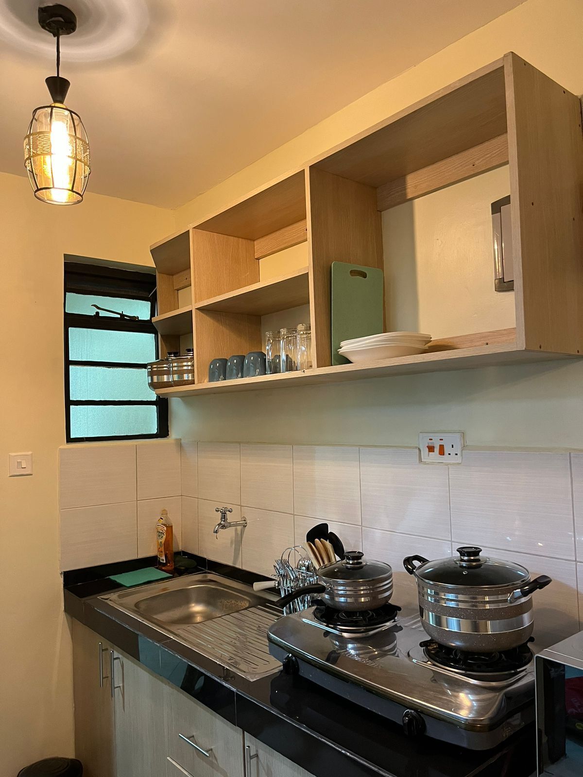 Refrigerador, microondas, placa de cocina, utensilios de cocina