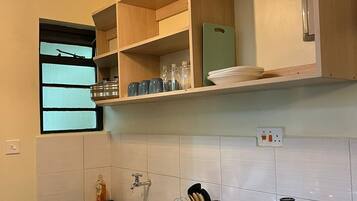 Geladeira, micro-ondas, cooktop, talheres/pratos/utensílios de cozinha