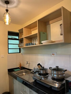 Réfrigérateur, micro-ondes, plaque de cuisson