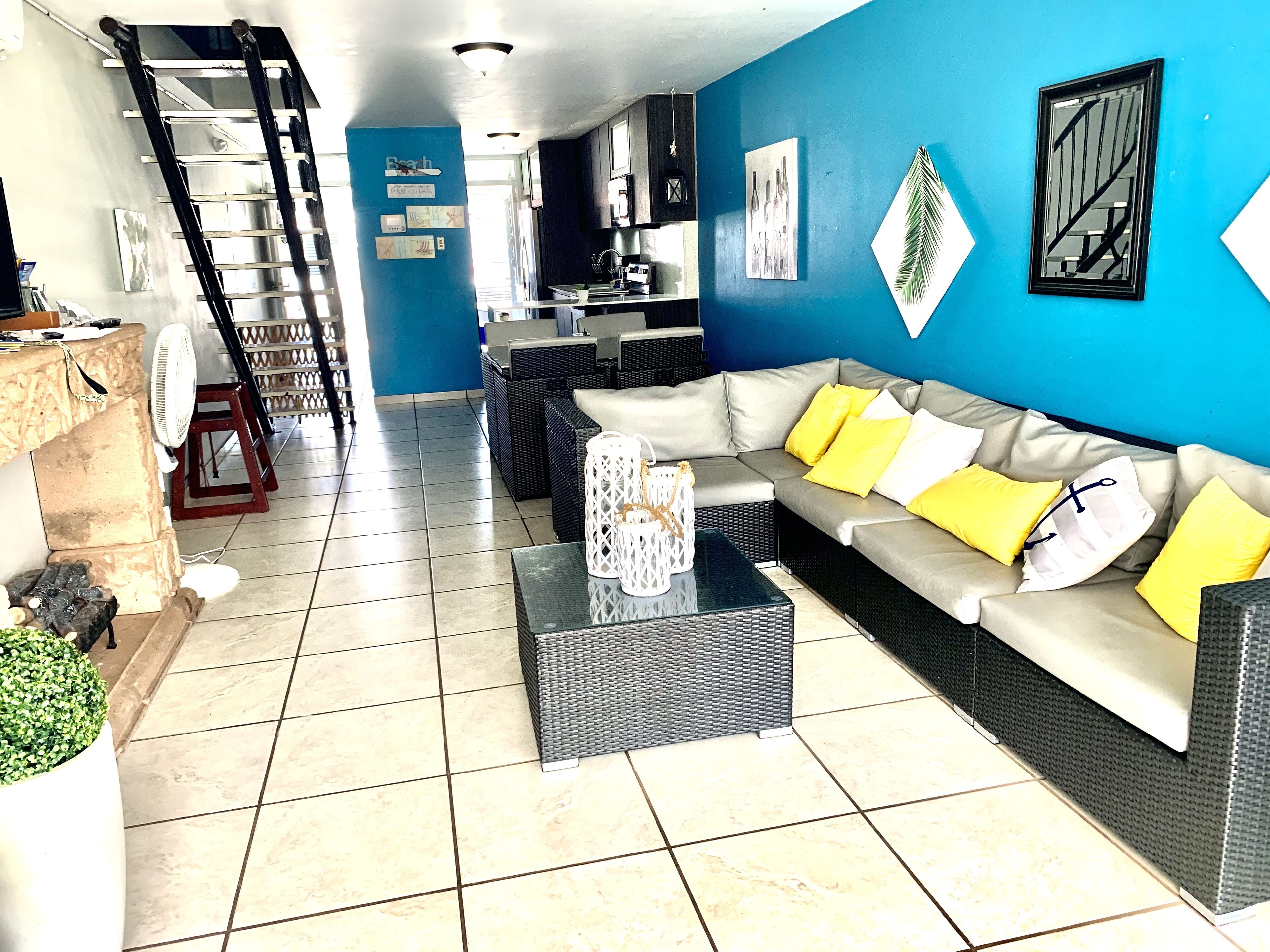 Villa familiar | Zona de estar | Smart TV de 50 pulgadas con canales por cable, una televisión