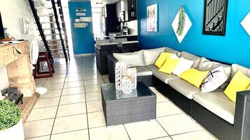 Villa familiar | Zona de estar | Smart TV de 50 pulgadas con canales por cable, una televisión