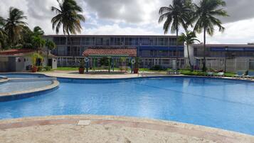 Piscina all'aperto, lettini