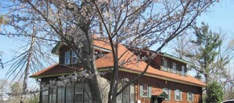 Nice 3 bedrm, 1 bathrm cottage, across from SIUC