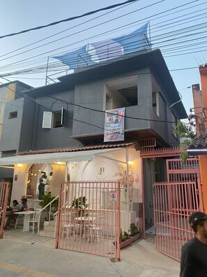 Vista frontal de la propiedad