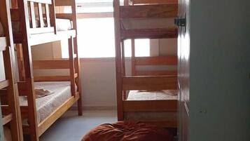 Dormitorio compartido básico, Terraza, vista parcial al océano | Wifi gratis