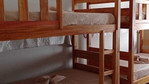 Una cama litera con estructura de madera y colchón.