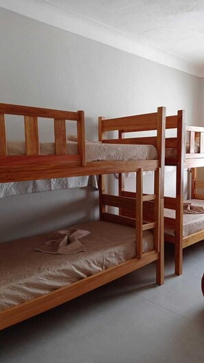 Dormitorio compartido básico, varias habitaciones, Terraza, vista parcial al océano | Wifi gratis