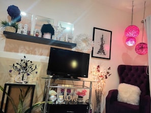 Espacio para trabajar con laptop, wifi gratis y ropa de cama 