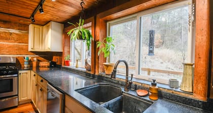 Private Historic Farmhouse Cabin on 30 acres 15 minutes from Asheville