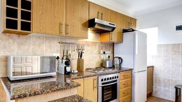 Jääkaappi, mikroaaltouuni, uuni, liesi