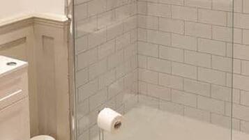 Apartment, Multiple Beds | Bathroom | Shower, towels