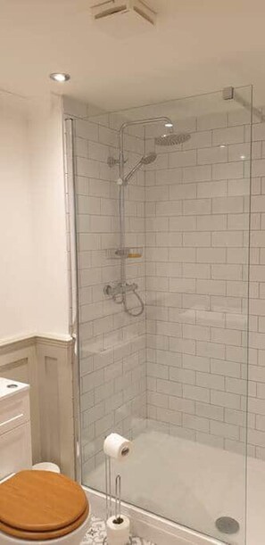 Apartment, Multiple Beds | Bathroom | Shower, towels - Stunning 2-bed Apartment in Banbury (Banbury)