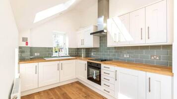 Apartment, Multiple Beds | Private kitchen | Fridge, microwave, oven, stovetop