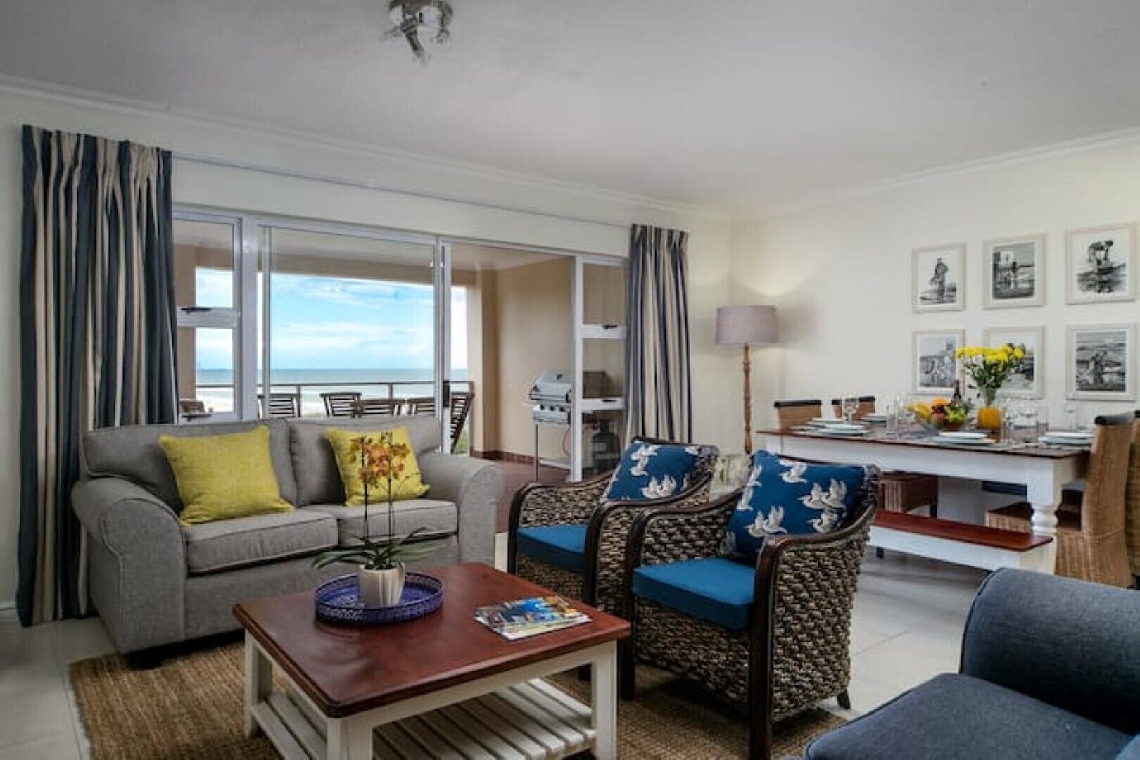 Smart TV, libros, estéreo y monitor de computadora 