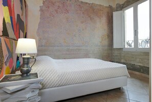 4 habitaciones, escritorio y tabla de planchar con plancha 