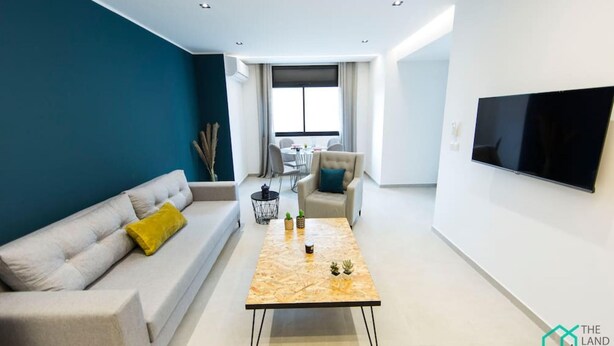 A modern living room with a sofa, a coffee table, and a TV. - Sunset 202 Luxury With gym Club in Lac 1 (Tunis)