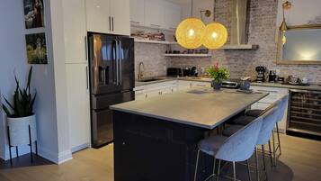 Frigorífico, horno, placa de cocina y lavavajillas