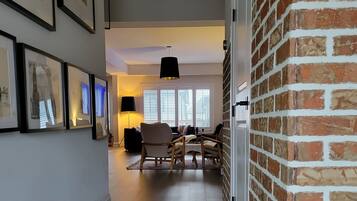 Älytelevisio, kirjoja, stereot, tietokoneen näyttö