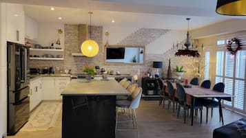 Fridge, oven, stovetop, dishwasher