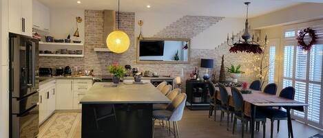 Réfrigérateur, un four, surface de cuisson, lave-vaisselle