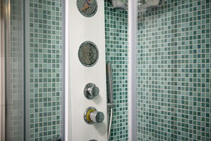 Dusche, Haartrockner, Bidet, Handtücher