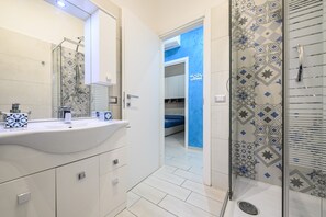 Douche, sèche-cheveux, bidet, serviettes fournies