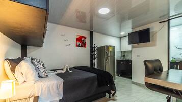 1 dormitorio, tabla de planchar con plancha, wifi y ropa de cama