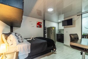 1 dormitorio, tabla de planchar con plancha, wifi y ropa de cama
