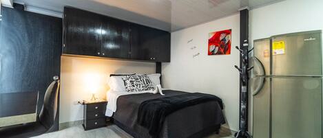 1 habitación, tabla de planchar con plancha, wifi y ropa de cama