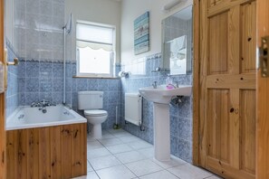 Shower, hair dryer, towels, soap - Portbeg Semi Detached 4 Bedrooms (Bundoran)