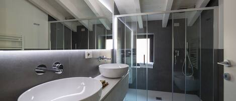 Luxe kamer | Badkamer | Een douche, een regendouche, gratis toiletartikelen, een haardroger