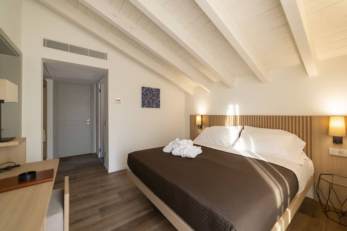 Habitación Confort | Ropa de cama de alta calidad, edredón y escritorio