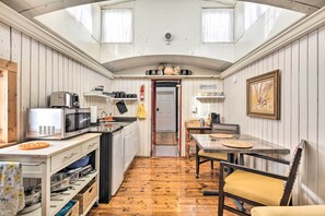 Fridge, microwave, coffee/tea maker, toaster - Unique Joplin Gem: Converted Train Car Studio (Joplin)