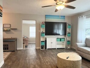 Smart TV, books, stereo, printers - Sweet retreat, with private pool, patio, bbq, corn hole boards and fire pit. (Seminole)