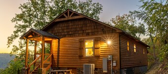 Fantastic view/Pet friendly/King beds/Fire pit/Hot tub/Mins to GBPF