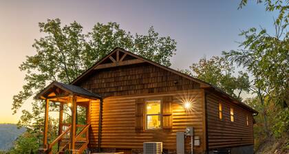 Fantastic view/Pet friendly/King beds/Fire pit/Hot tub/Mins to GBPF